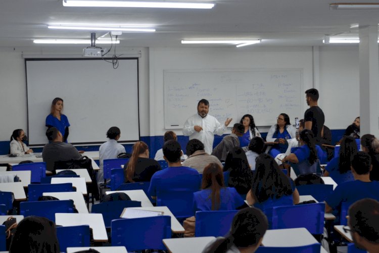 Na reta final da campanha, Carlos Bernardo conversa com acadêmicos da UCP