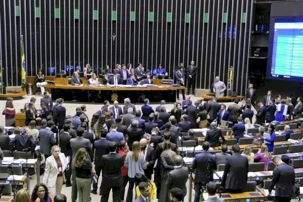 Congresso torra dinheiro com mudanças fantasmas de parlamentares