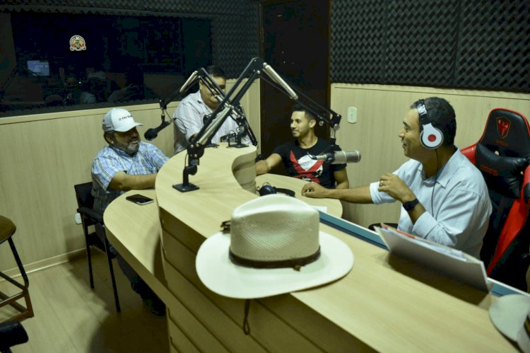 Carlos Bernardo concede entrevista em rádio de Deodápolis
