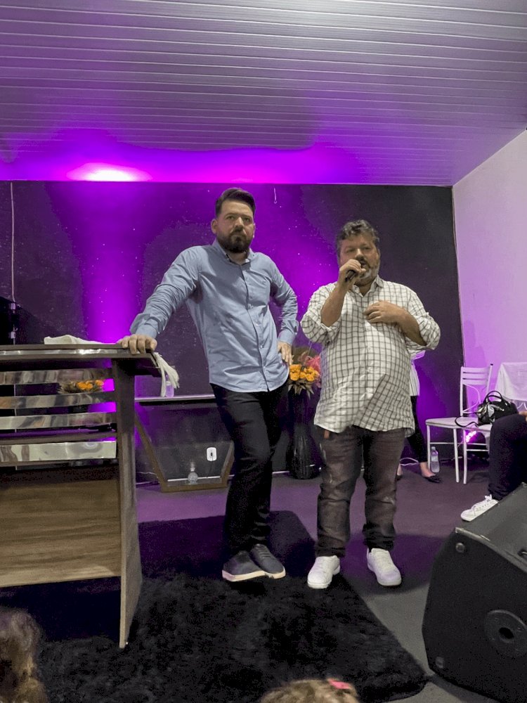 Carlos Bernardo congrega com fiéis na Igreja Pentecostal em Amambai