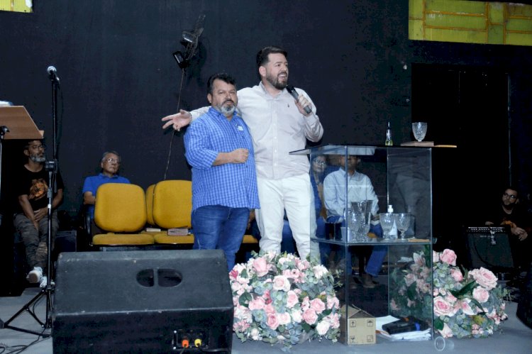 Em Campo Grande, Carlos Bernardo participa de culto no Santo Amaro