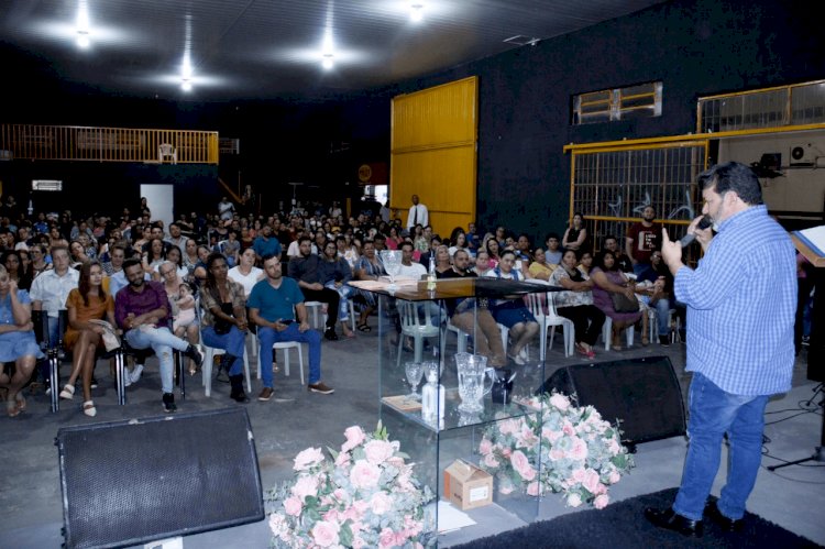 Em Campo Grande, Carlos Bernardo participa de culto no Santo Amaro