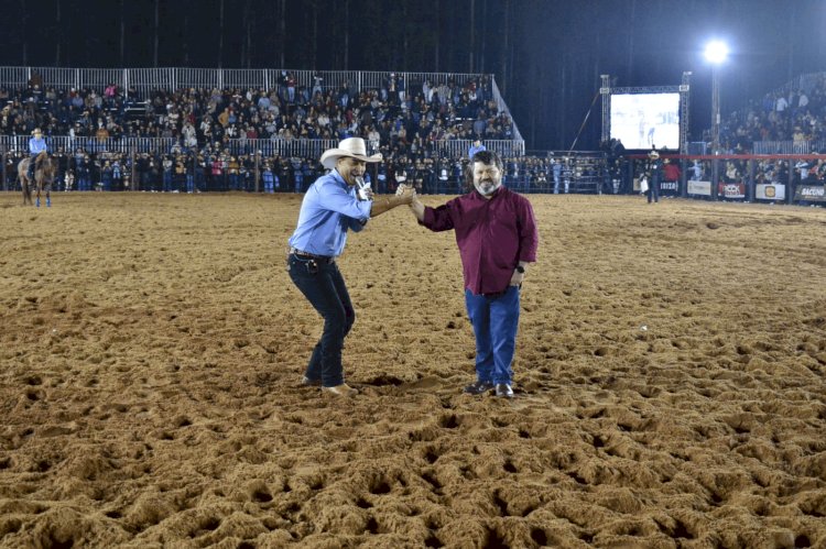 Carlos Bernardo participa do Rodeio Cowboy de Aço em Naviraí