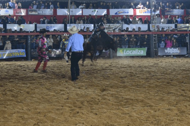 Carlos Bernardo participa do Rodeio Cowboy de Aço em Naviraí