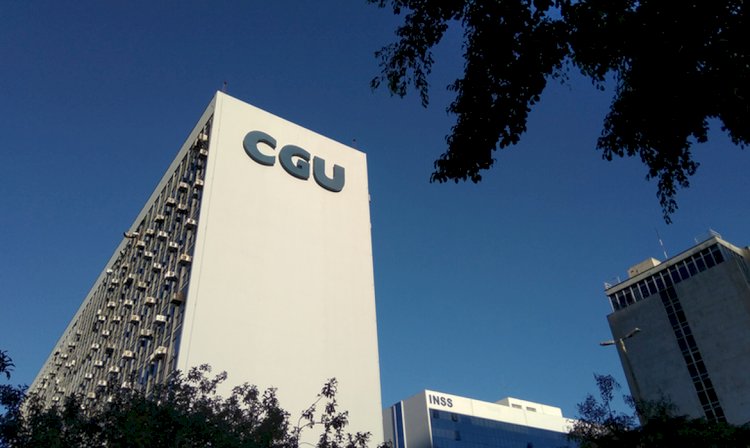 CGU decide retirar sigilo de cartão de vacina de Jair Bolsonaro