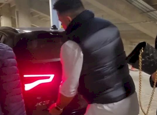 Ronaldo é flagrado tirando homem do porta-malas antes de jogo; assista