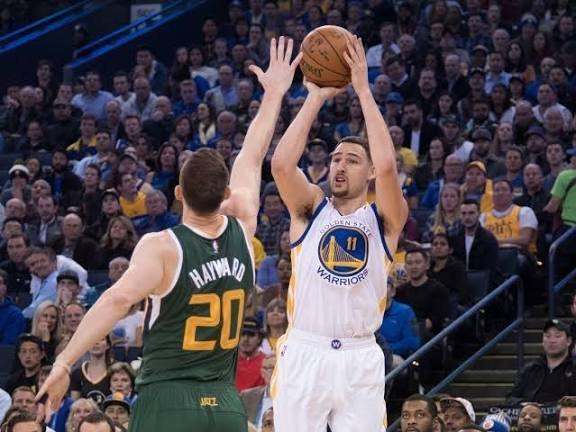Duelo decisivo na NBA: Warriors e Jazz se enfrentam em jogo crucial na briga pelos playoffs