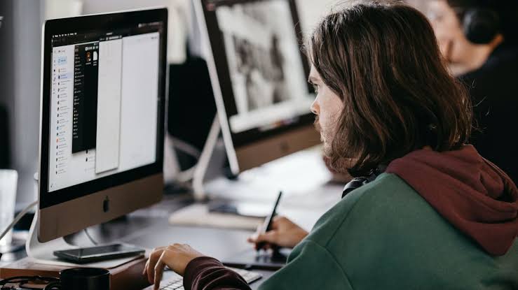 Universidades brasileiras ampliam investimentos em inteligência artificial para transformar o ensino superior