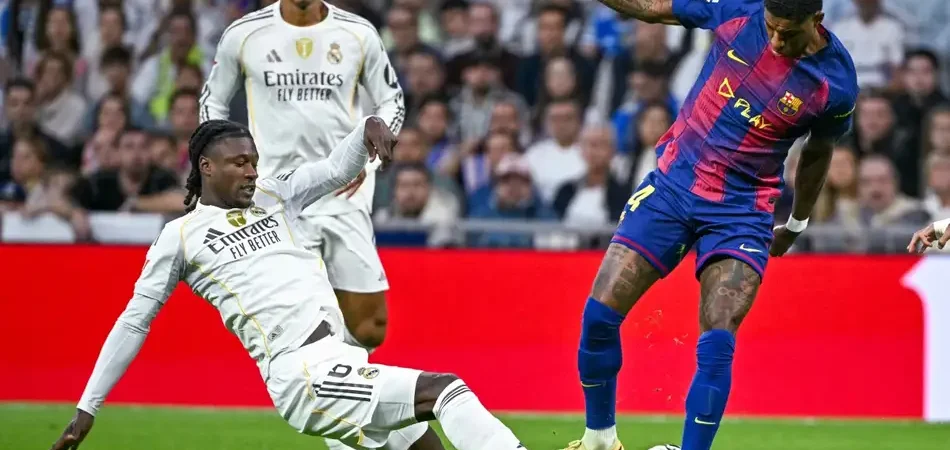 Torcedores do Barcelona arremessam objetos contra jogadores do Real Madrid após gol decisivo de Mbappé