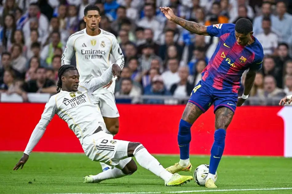 Torcedores do Barcelona arremessam objetos contra jogadores do Real Madrid após gol decisivo de Mbappé