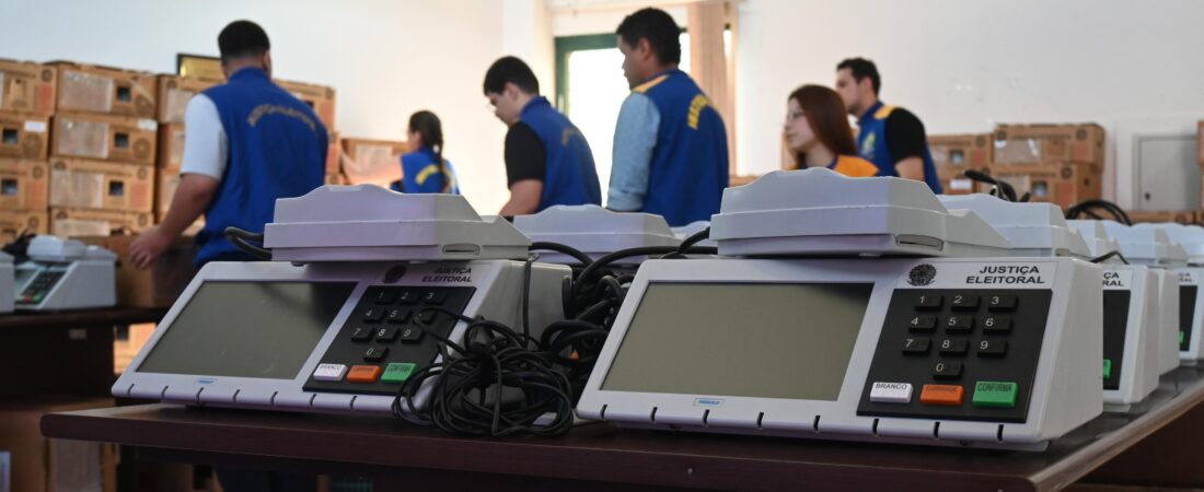 A dois dias da votação, Justiça Eleitoral finaliza preparação e distribuição das urnas